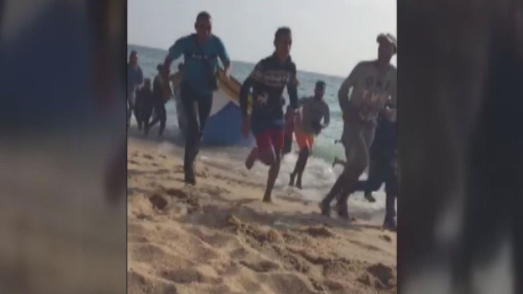 Bañistas e inmigrantes, una imagen cada vez más común en las playas gaditanas