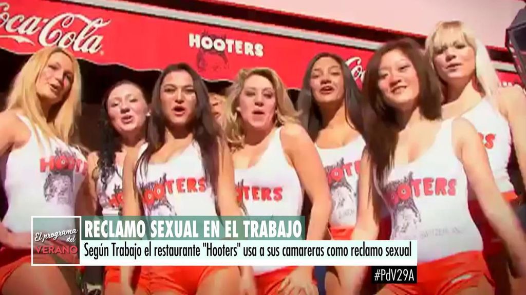 Cierran un restaurante de la cadena 'Hooters' por su política de contratación que atenta contra la dignidad de las mujeres