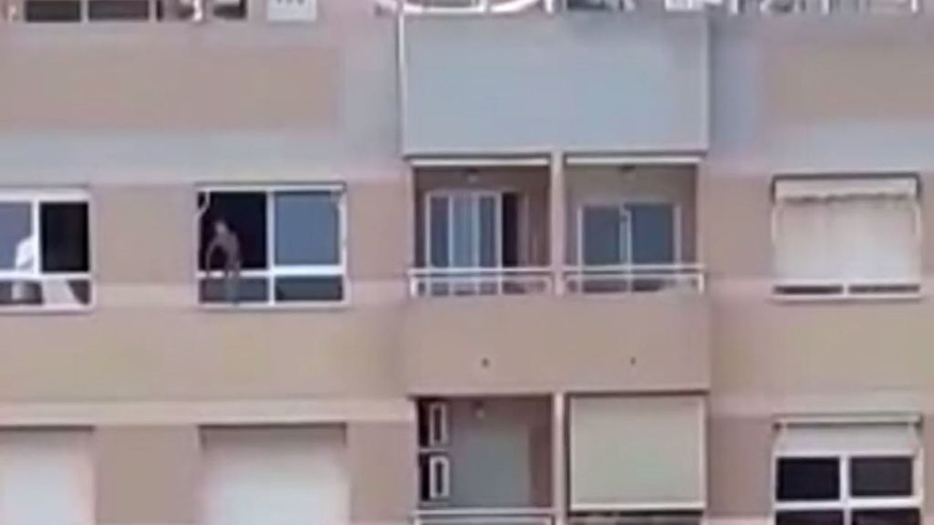 Un niño al que su padre había dejado solo en casa, a punto de caerse desde el balcón