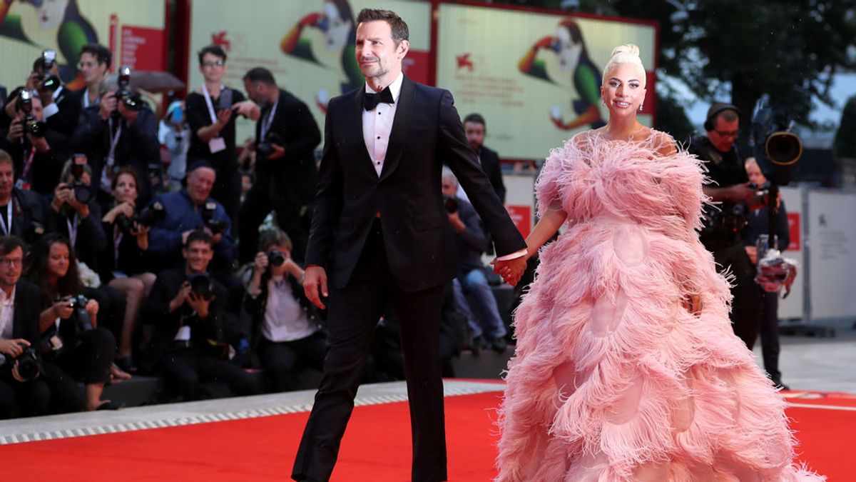 Bradley Cooper y Lady Gaga llegando a la alfombra roja del Festival de Cine Internacional de Venecia