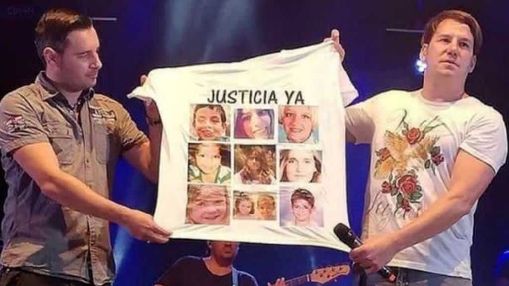 Andy y Lucas con la imagen de los niños asesinados pidiendo justicia