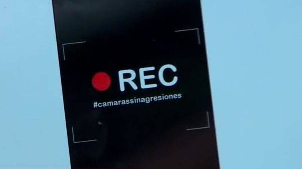 #Cámarassinagresiones: la pegatina que lucen los cámaras en Cataluña tras el incidente de Telemadrid