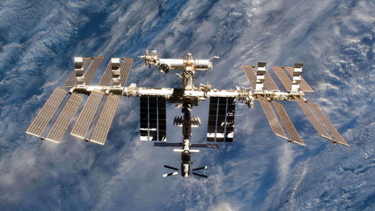 Un meteorito choca contra la Estación Espacial Internacional y causa una fuga
