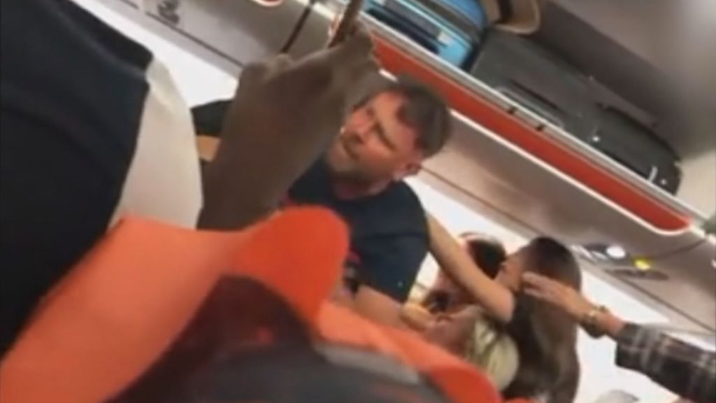 Una pasajera ebria y exhibicionista provoca una pelea en un vuelo a Ibiza