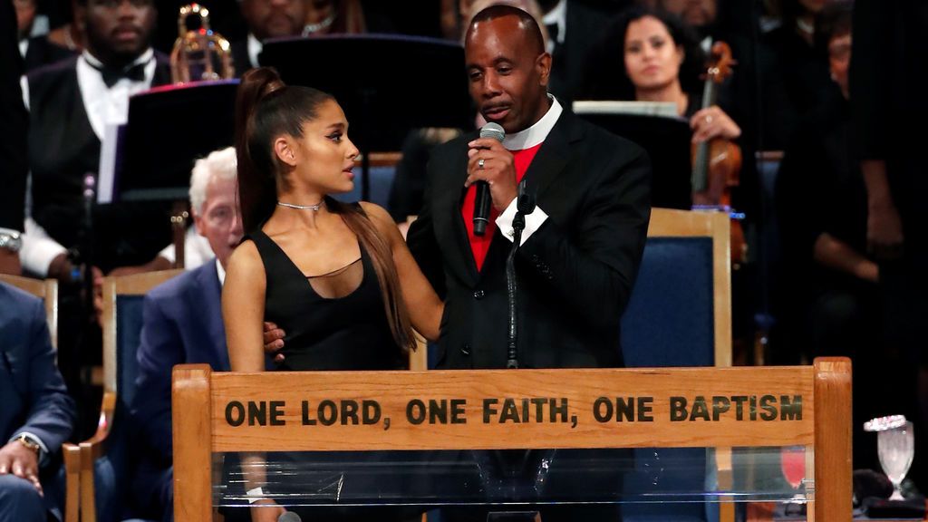 Ariana Grande, acosada por un obispo en el funeral de Aretha Franklin
