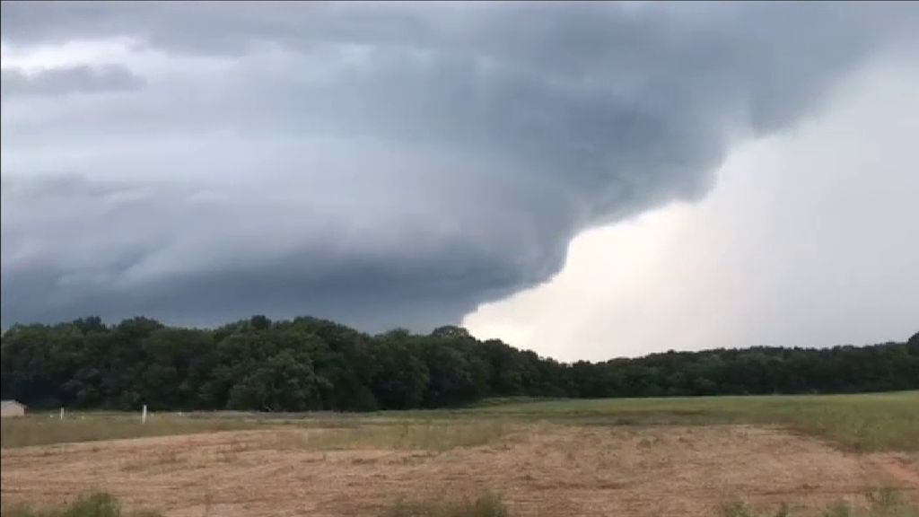 Un enorme tornado atraviesa el estado de Michigan