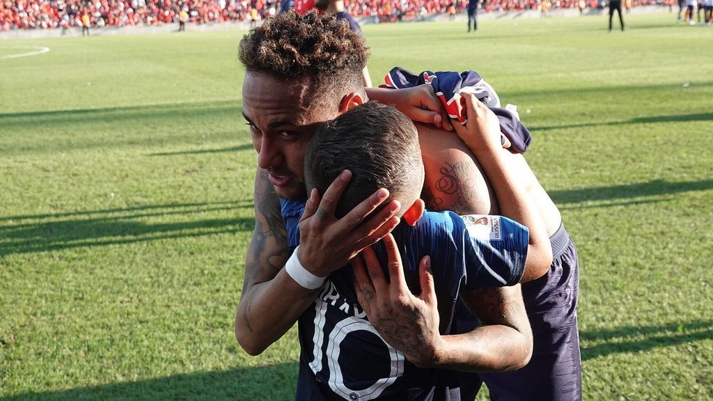 La viral y bonita reacción de Neymar al ver un niño saltar al campo