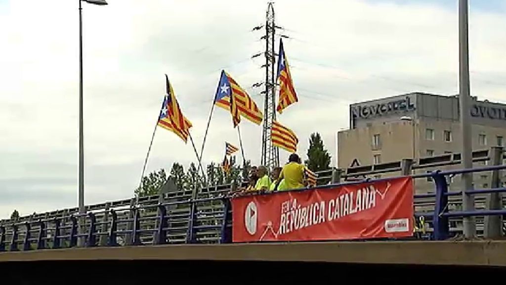 La simbología independentista copa los puentes en Cataluña
