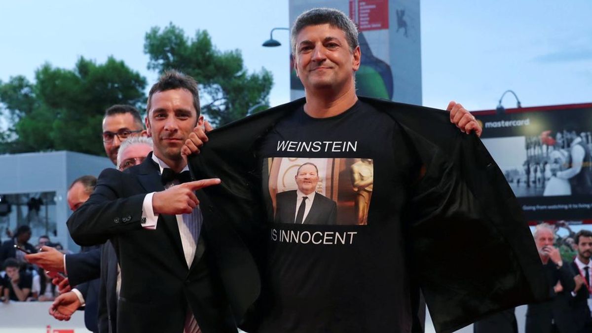 "Weinstein is innocent", la polémica camiseta que ha lucido Luciano Silighini Garagnani en la Mostra Venecia