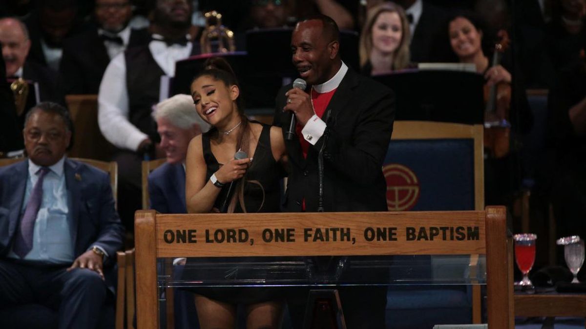 Se disculpa el obispo que acosó a Ariana Grande en el funeral de Aretha Franklin