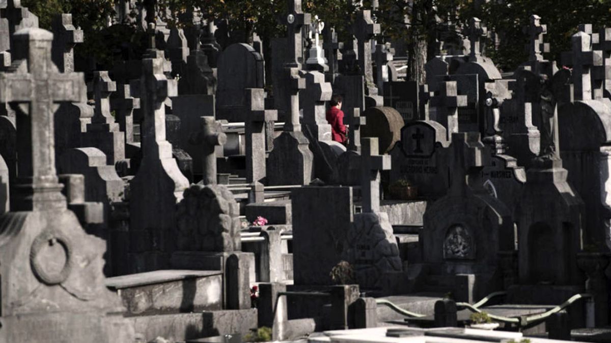 Investigan la profanación de varias tumbas en el cementerio sevillano de Brenes
