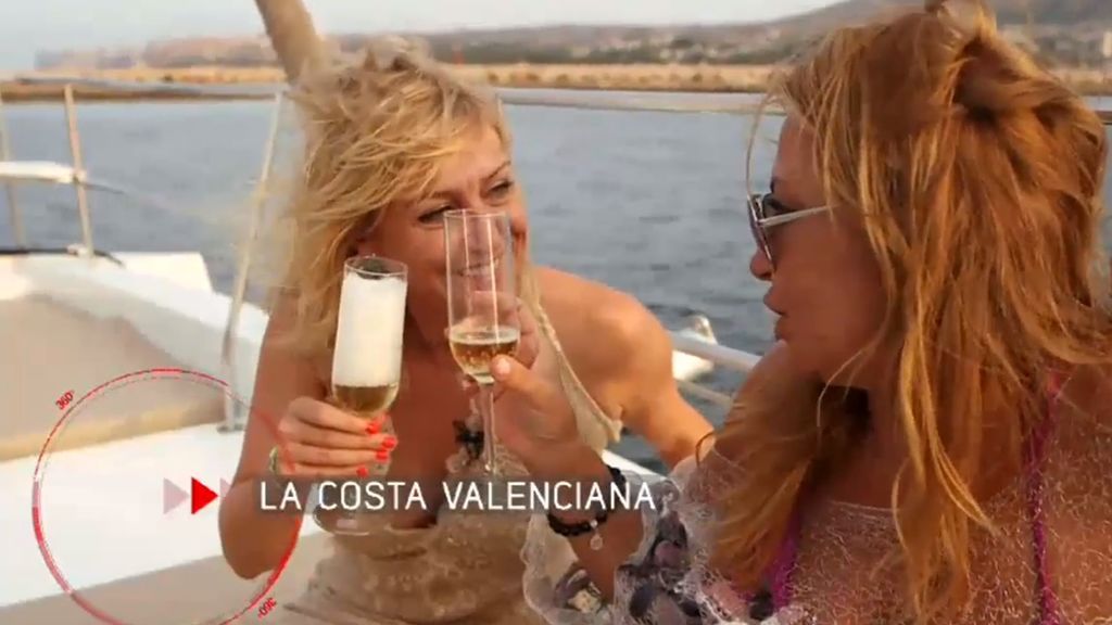 Cristina Tárrega (derecha), anfitriona de Mireia Llinares en el programa de 'El verano en el punto de mira' que Cuatro dedica el lunes 3 de septiembre a la costa valenciana.