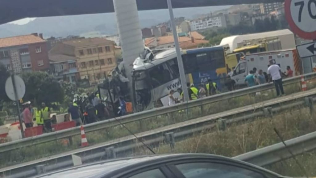 Accidente mortal en Avilés: cuatro muertos tras el choque de un autobús con un pilar