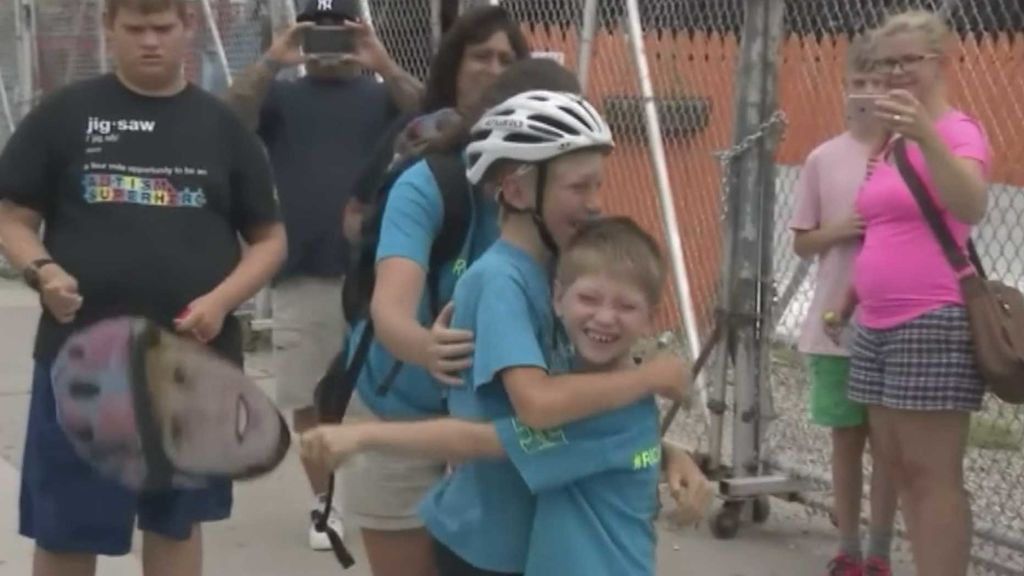 Con 10 años y autismo recorre 1.000 kilómetros en bici para recaudar fondos