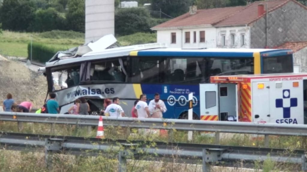 Cuatro muertos tras el choque de un autobús con un pilar cerca de Avilés