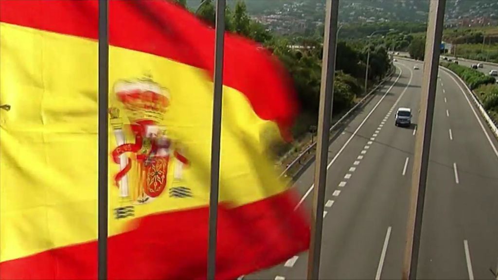 El conflicto de  lazos y banderas llega a los puentes catalanes en la operación retorno