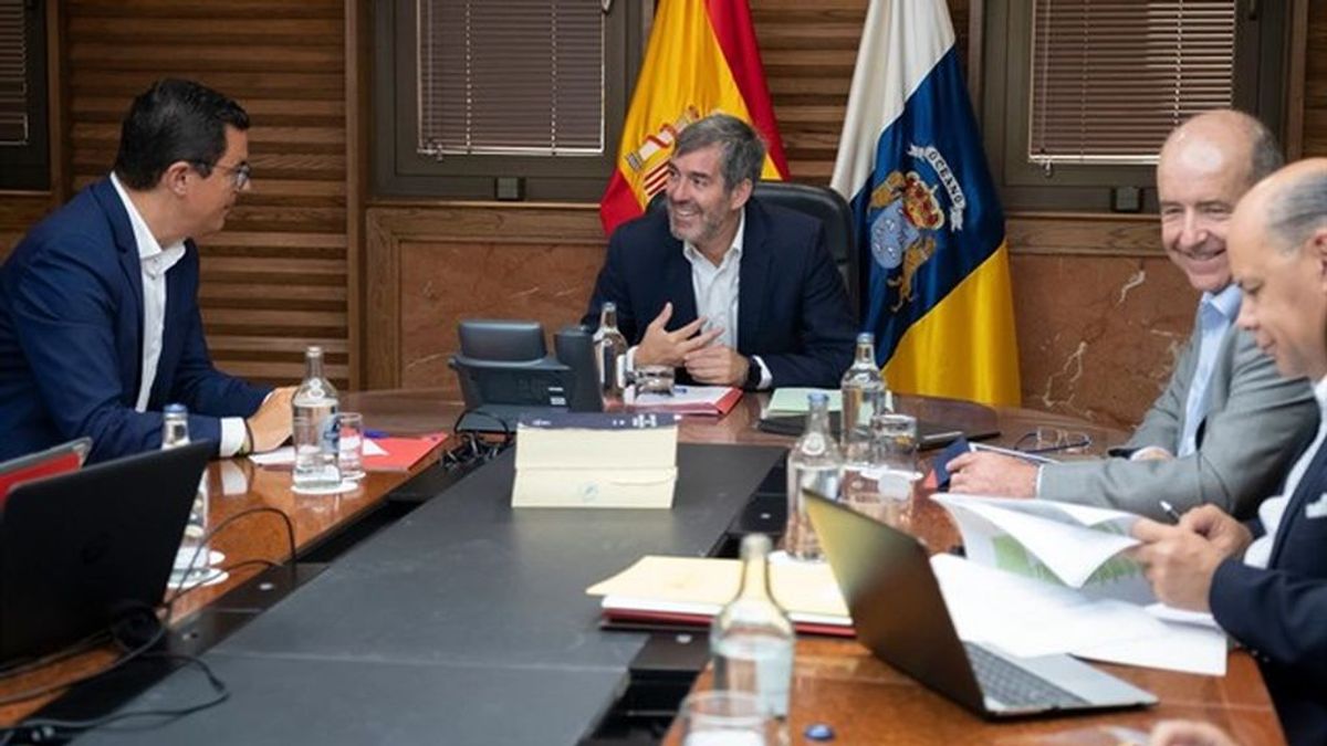 Canarias quiere mantener una hora menos por su carácter "identitario" Canarias quiere mantener una hora menos por su carácter "identitario"