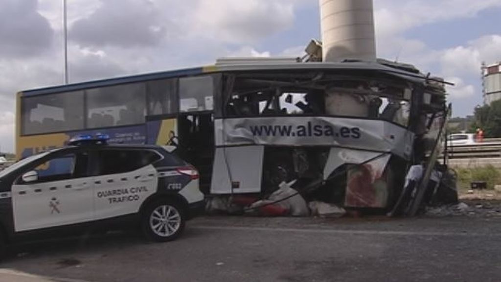 Testigos del accidente de Avilés: "Fui a socorrer a los heridos del autobús y uno era mi amigo"