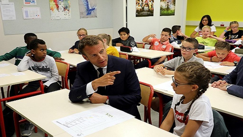 Macron se hunde en popularidad... y deja a los niños sin móvil en la escuela