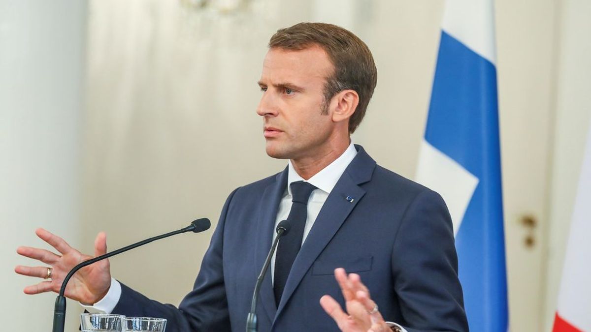 Macron se hunde en popularidad... y deja a los niños sin móvil en la escuela