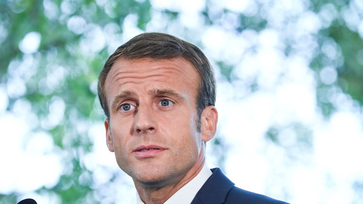 Macron 'castiga' sin móvil en las aulas a los menores de 15 años