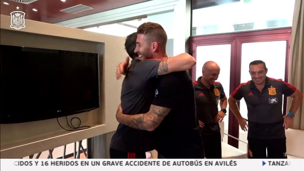 Vacile, abrazo y bromas entre Luis Enrique y Ramos en su primer encuentro con La Roja