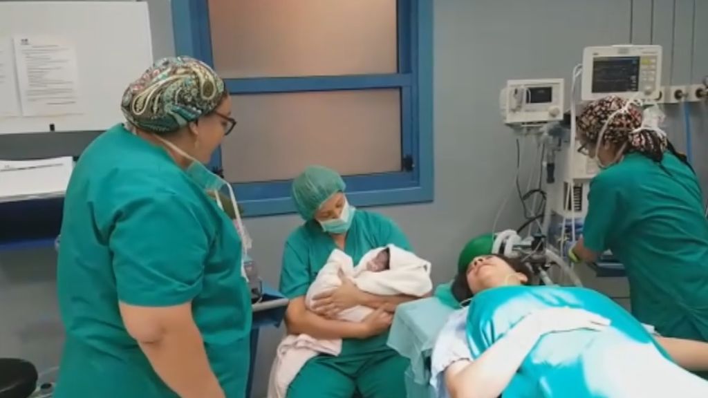 Un padre graba el momento en el que la ginecóloga le canta una nana a su hija recién nacida