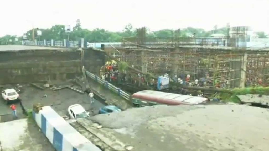 Un muerto y varios atrapados en el derrumbe de un puente en India