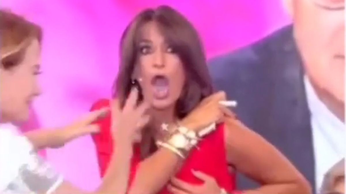Aída Nizar enseña el pecho a los italianos en directo tras un descuido con su vestido
