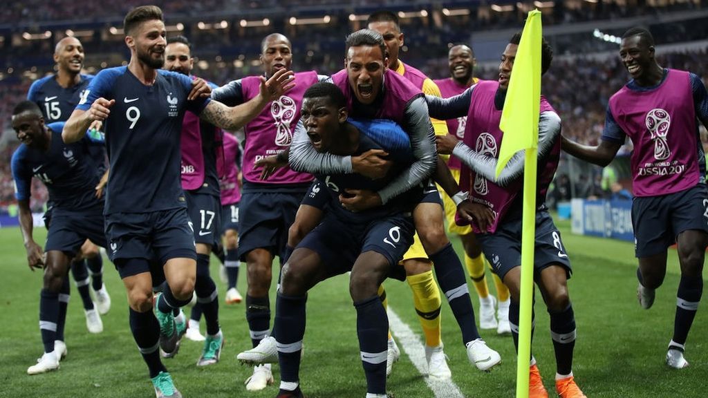 Los jugadores de la selección francesa celebran el gol de Paul Pogba ante Croacia en la final del Mundial de Rusia, el 15 de julio de 2018.