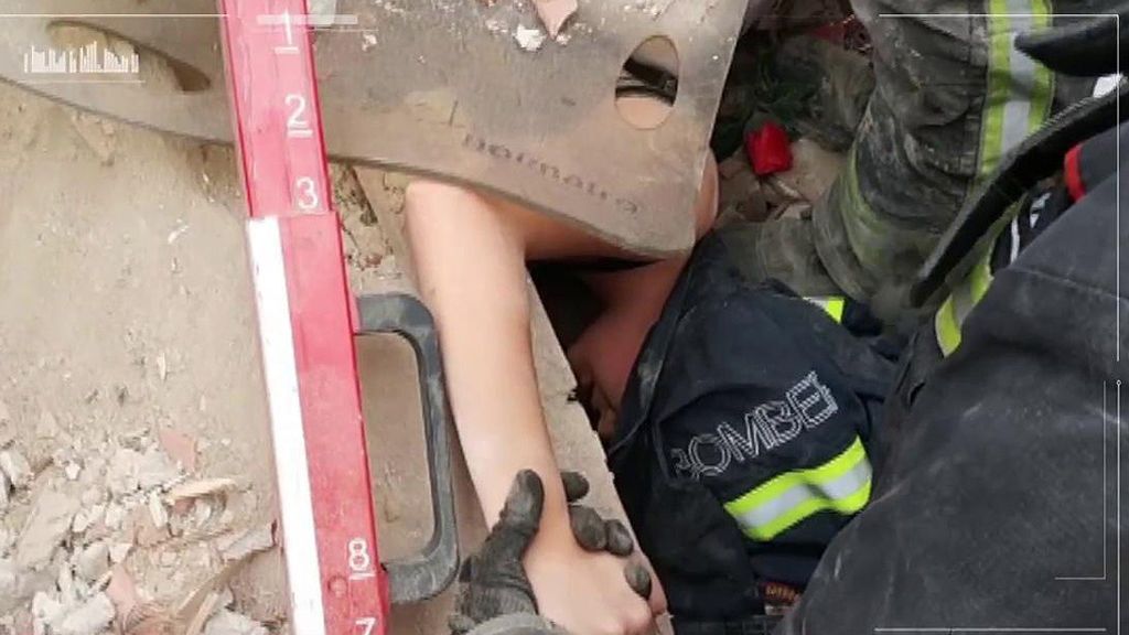 El rescate a contrarreloj de una joven atrapada entre escombros tras una explosión