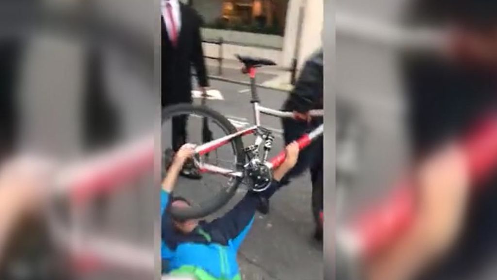 A golpes y patadas en plena calle para robarle, sin éxito, la bicicleta