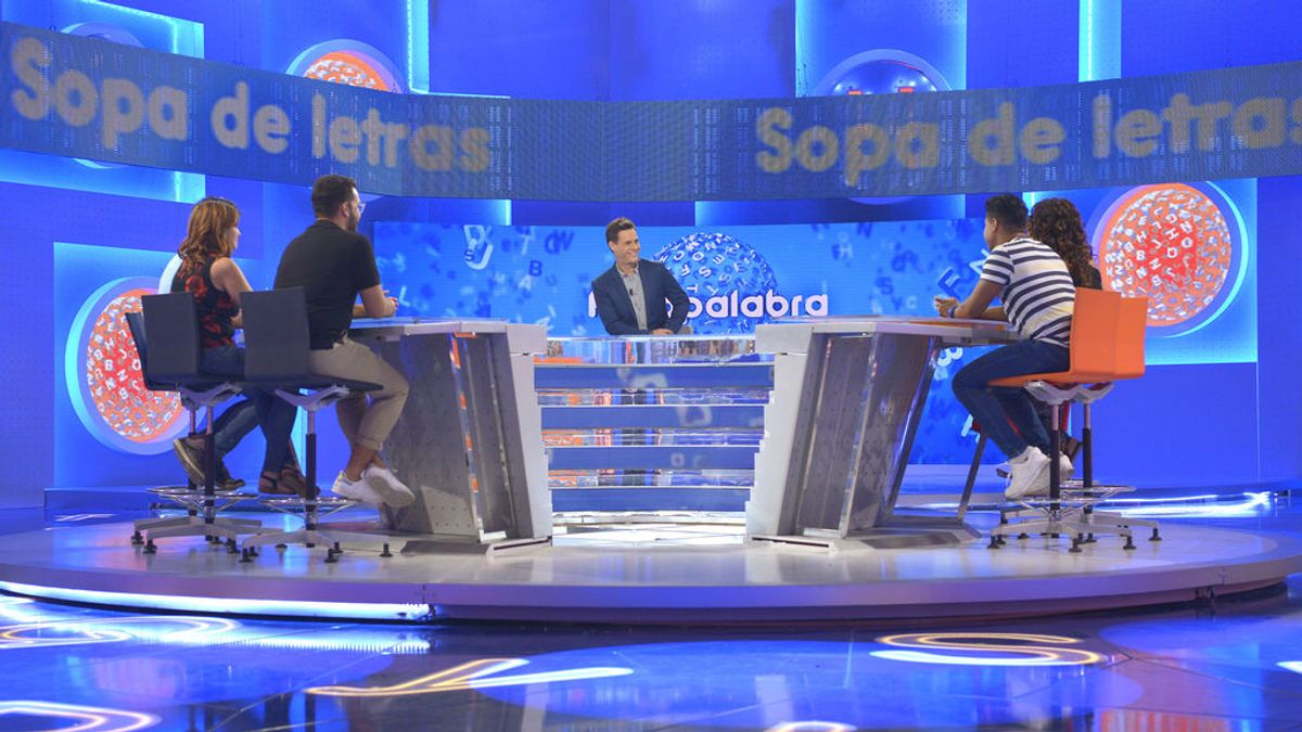El presentador Christian Gálvez y los concursantes, en el nuevo plató de 'Pasapalabra'.