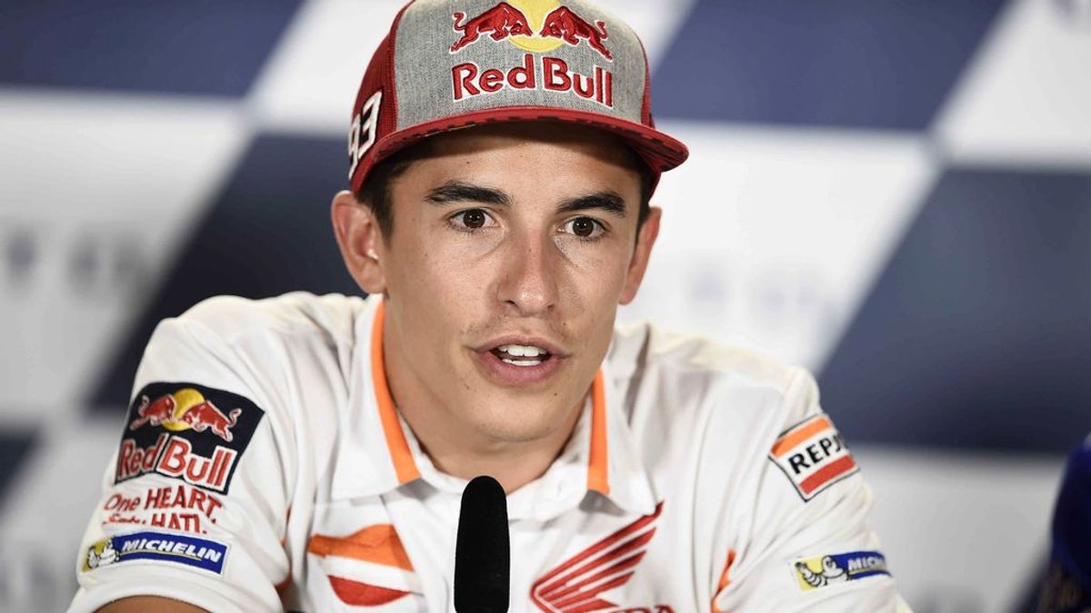 Márquez ofrece a Rossi hacer las paces pero el piloto italiano se niega a darle la mano Márquez ofrece a Rossi hacer las paces pero el piloto italiano se niega a darle la mano