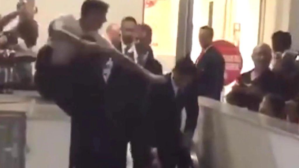 Un aficionado intenta saltarse la seguridad de CR7: el futbolista desata el fenómeno fan en Turín