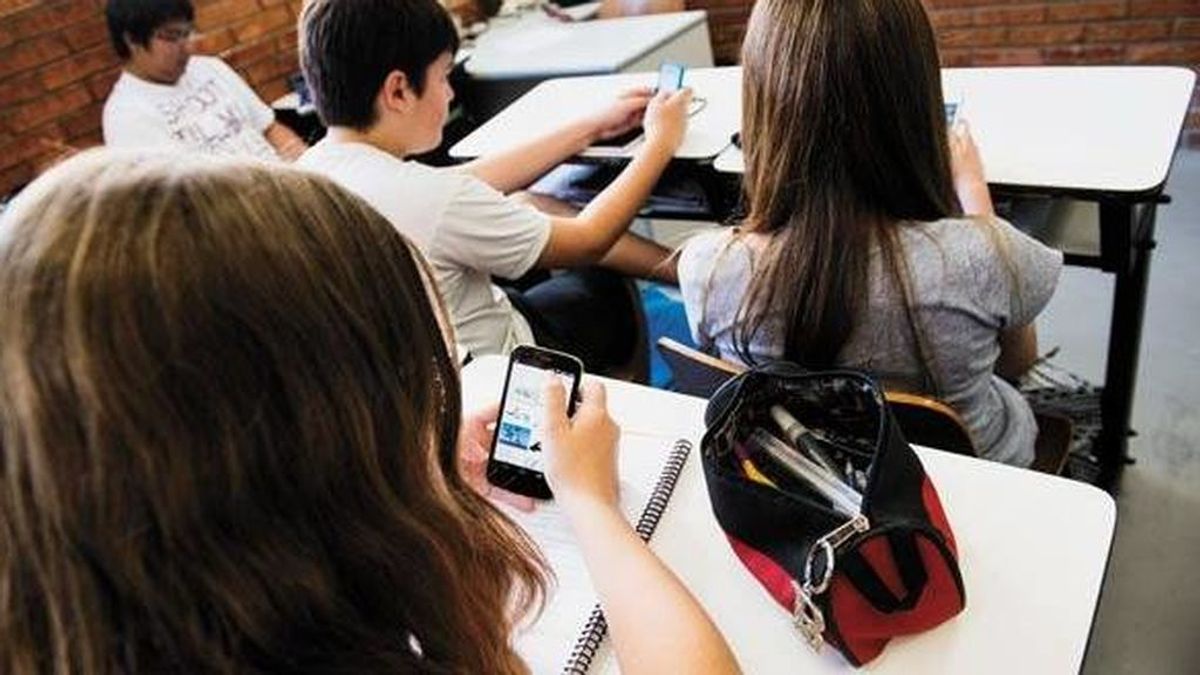 ¿Teléfonos móviles en los colegios, sí o no? La comunidad educativa responde