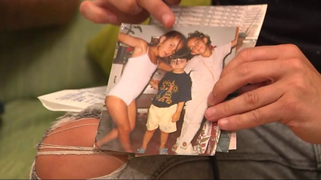 La familia de Georgina muestra sus fotos y dibujos de pequeña: "Yo las mantuve"