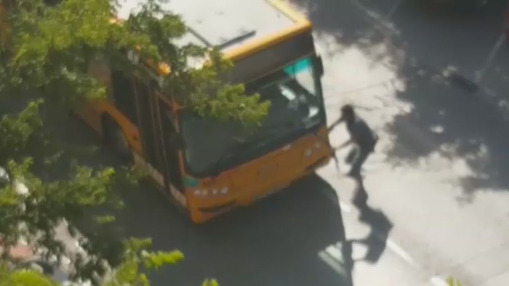 Un hombre se cuela por la ventanilla de un autobús y agrede a su conductor