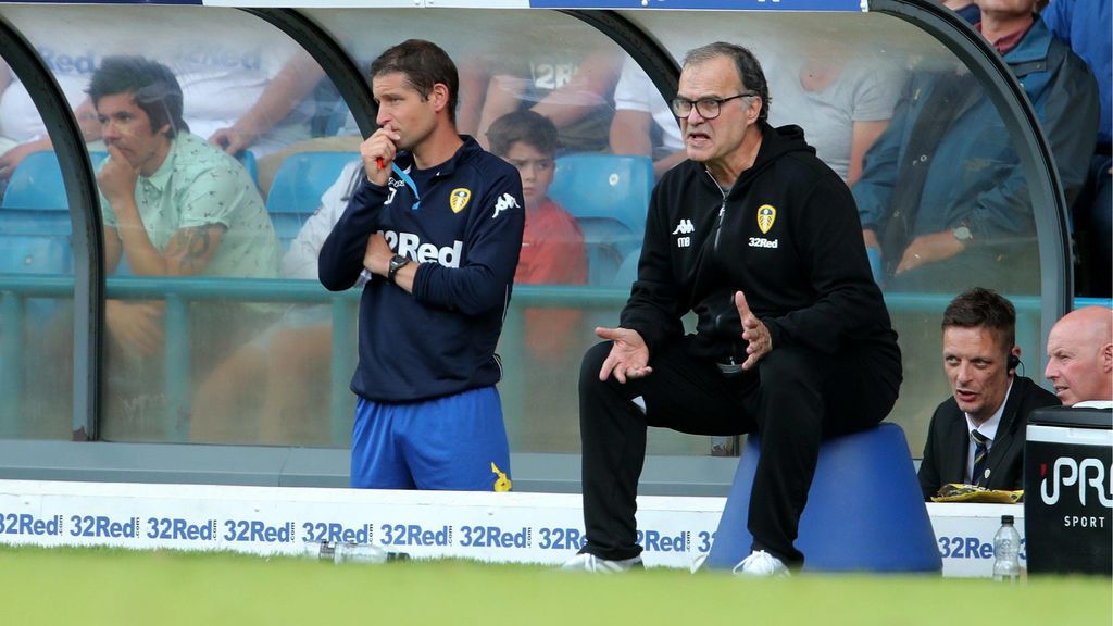 De locos: Aficionado del Leeds United se tatúa a Marcelo Bielsa sentado sobre una banqueta