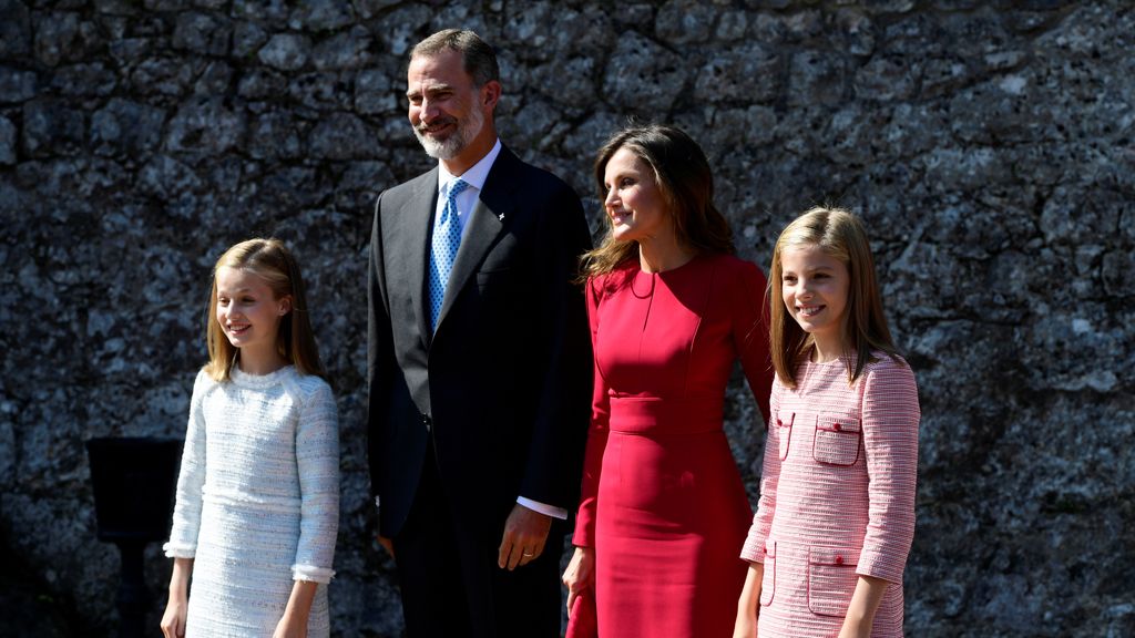 Posado de los Reyes junto a sus hijas en Asturias
