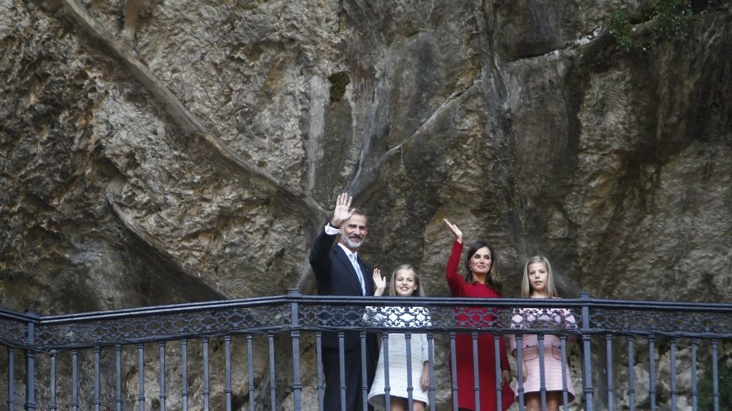 La Familia Real saludando a los presentes en Convadonga