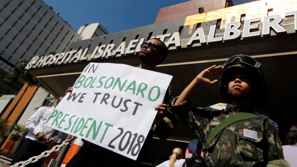 Miles de seguidores se concentran en las puertas del hospital para apoyar a Bolsonaro