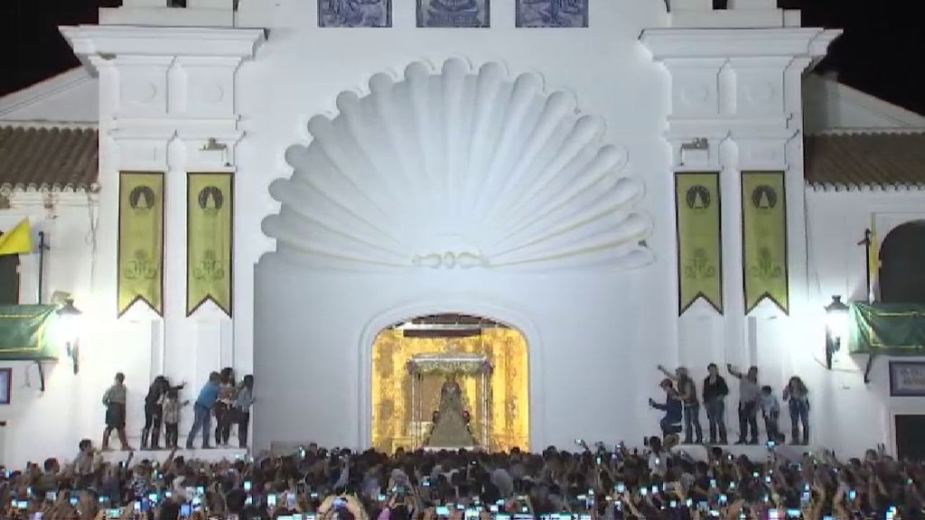 La Virgen del Rocío celebra el centenario de su coronación con una procesión nocturna