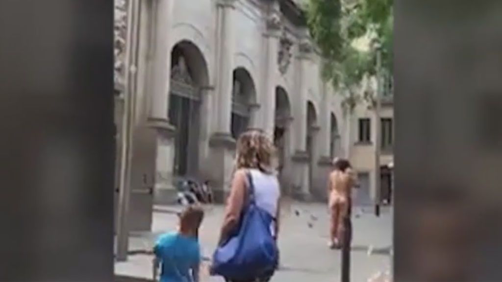 Hartazgo vecinal en El Raval: una mujer deambula desnuda a plena luz del día