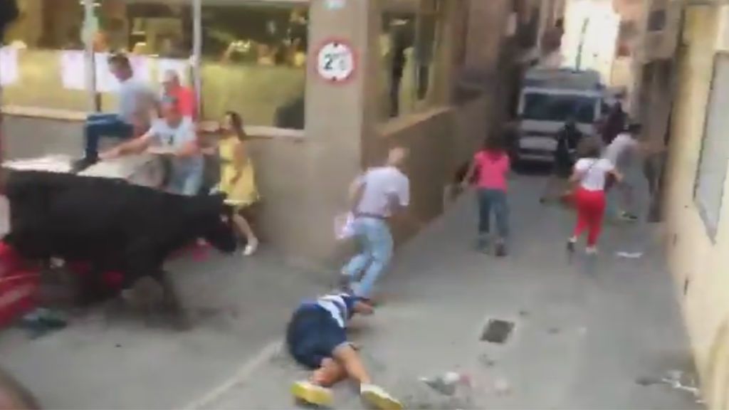 Una vaquilla se salta una valla y hiere a cinco personas en Zaragoza