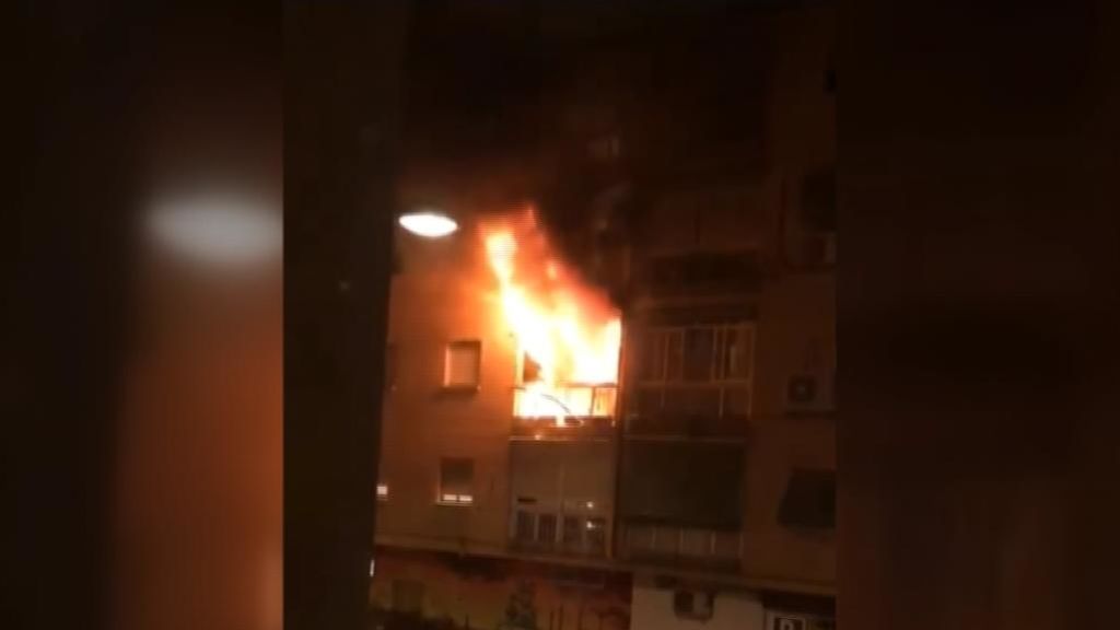 Una mujer salta embarazada desde un tercero para salvarse de un incendio en Parla