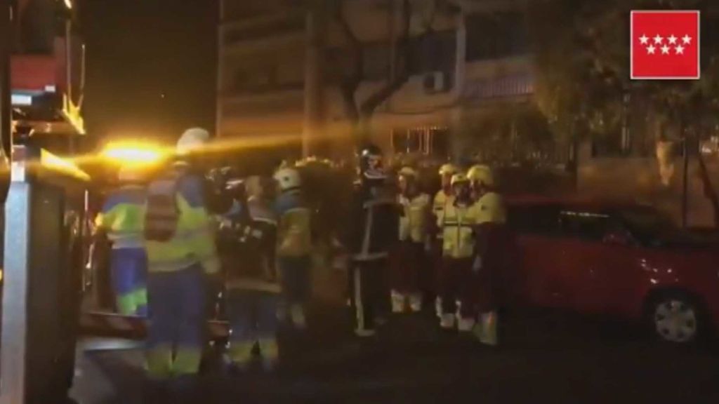 Dos heridas graves en el incendio de un bloque de pisos en la localidad madrileña de Parla