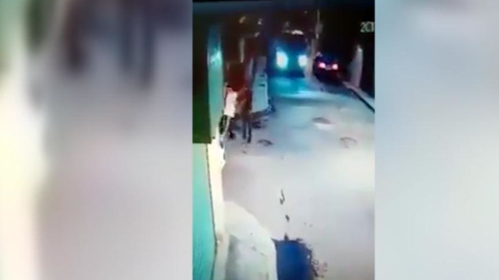Un taxista agrede a un hombre que pegó a su mujer en plena calle