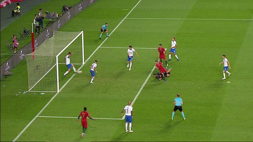¡Bajo palos! Italia salva el 1-0 de Bernardo Silva sobre la misma línea de gol