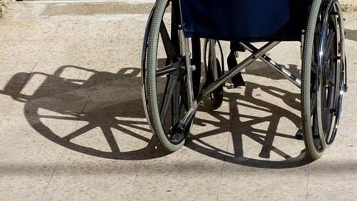 La mujer muerta tras volcar su silla de ruedas al salir de una iglesia falleció por causas “no traumáticas-naturales”
